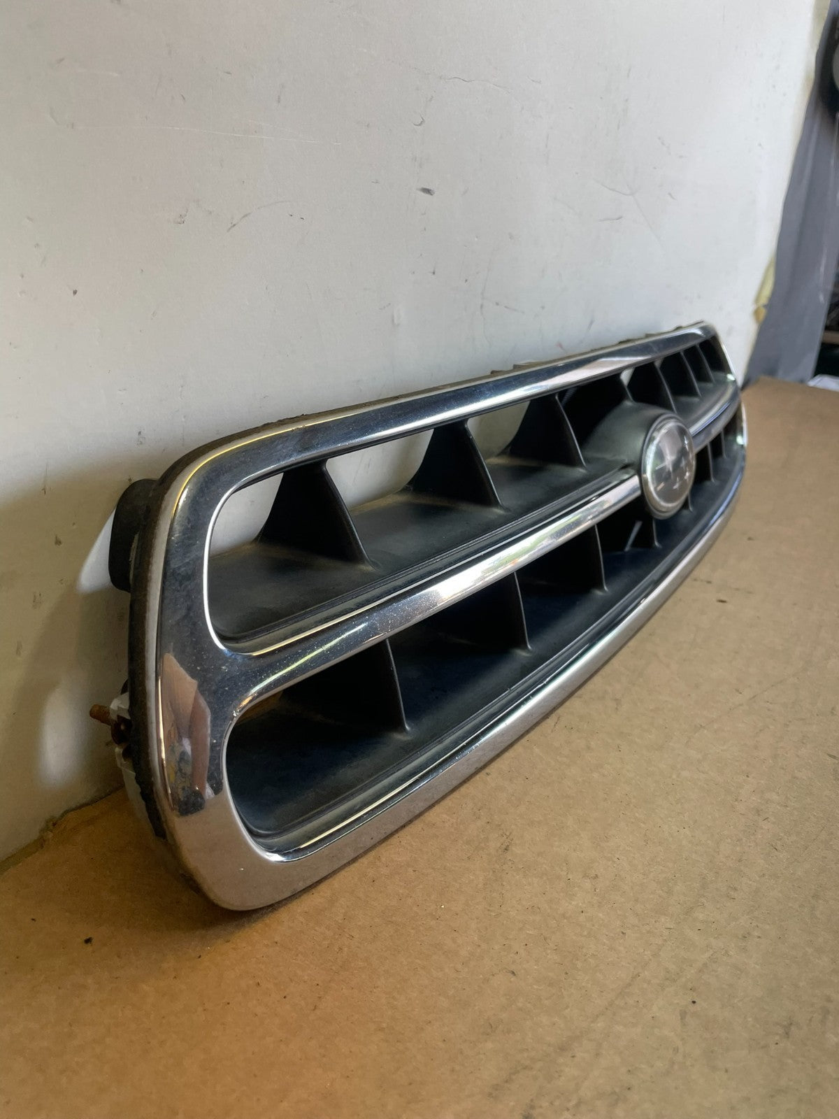 2000 to 2002 Subaru Legacy Outback Grill Grille AF8814 DG2
