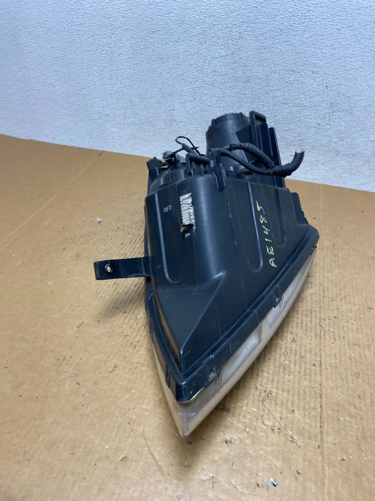 2008-2012 Kia Sedona Right Passenger RH Side Headlight Halogen AE1485 DW10