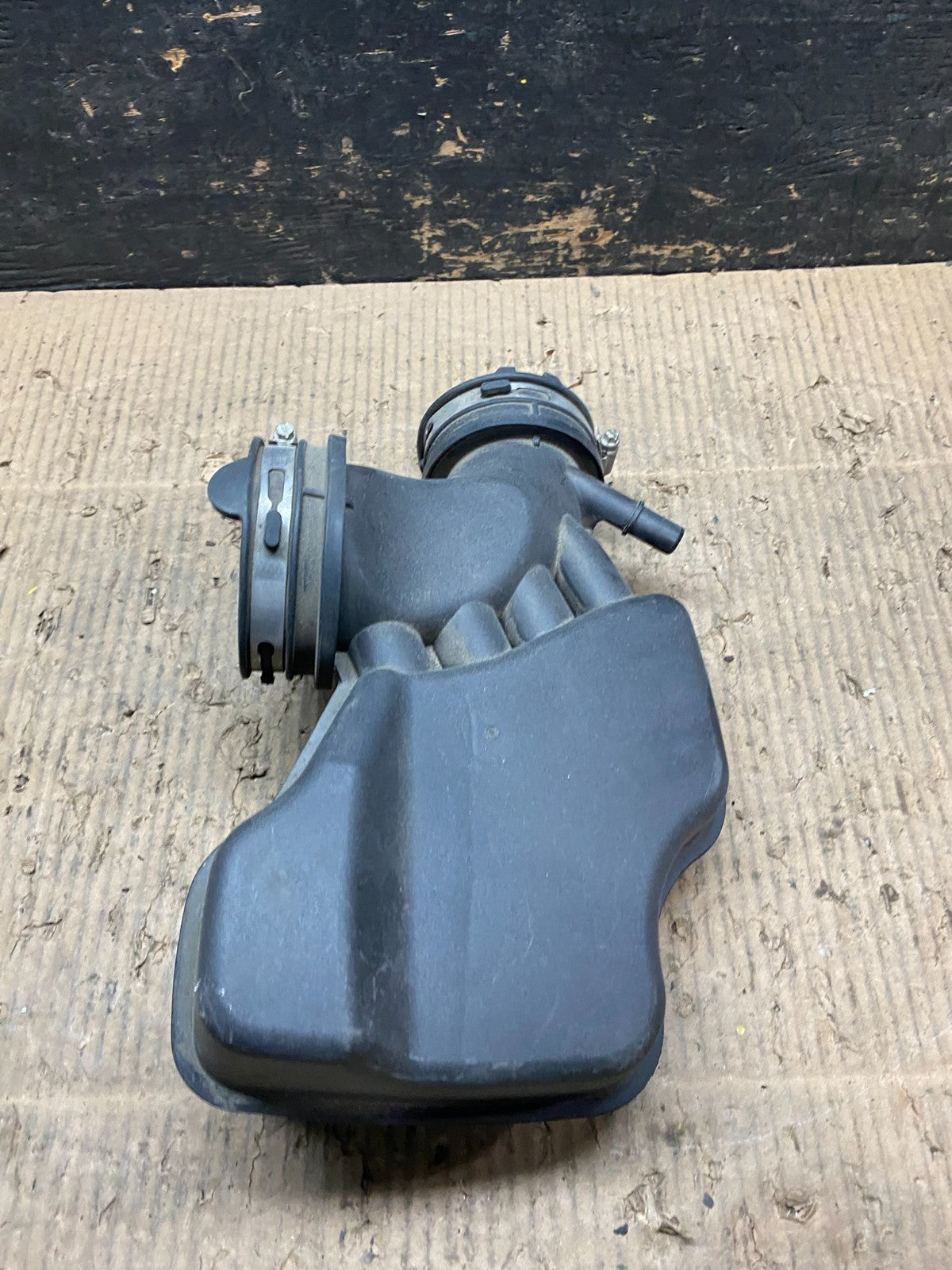 2020 to 2022 Ford Explorer OEM Air Right Intake Cleaner Inlet OEM T9792 DG2