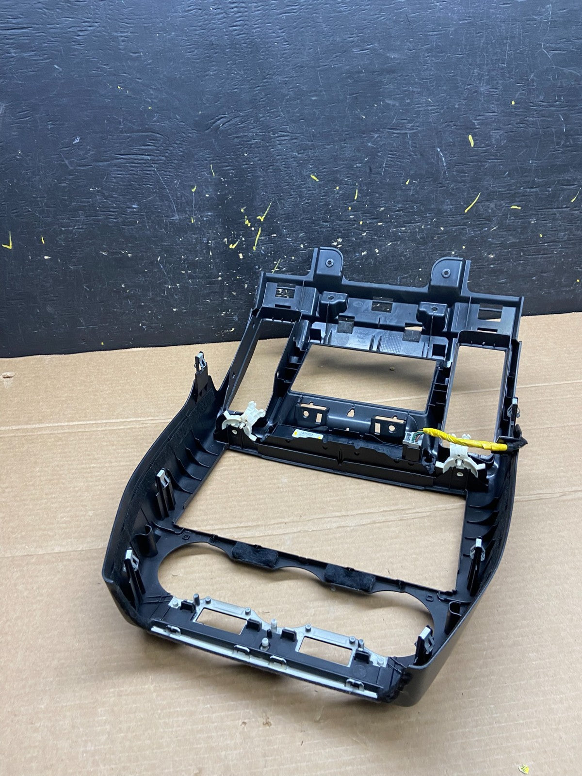 2008 - 2012 Land Rover LR2 OEM Center Radio Climate Dash Air Vent Bezel w0129 DG5