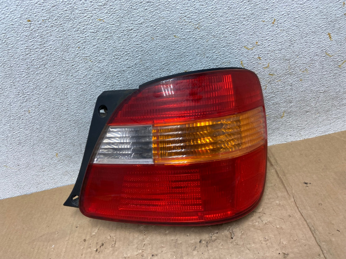 2001 - 2005 Lexus Gs300 Gs400 Gs430 Right Passenger Side Tail Light AI56520