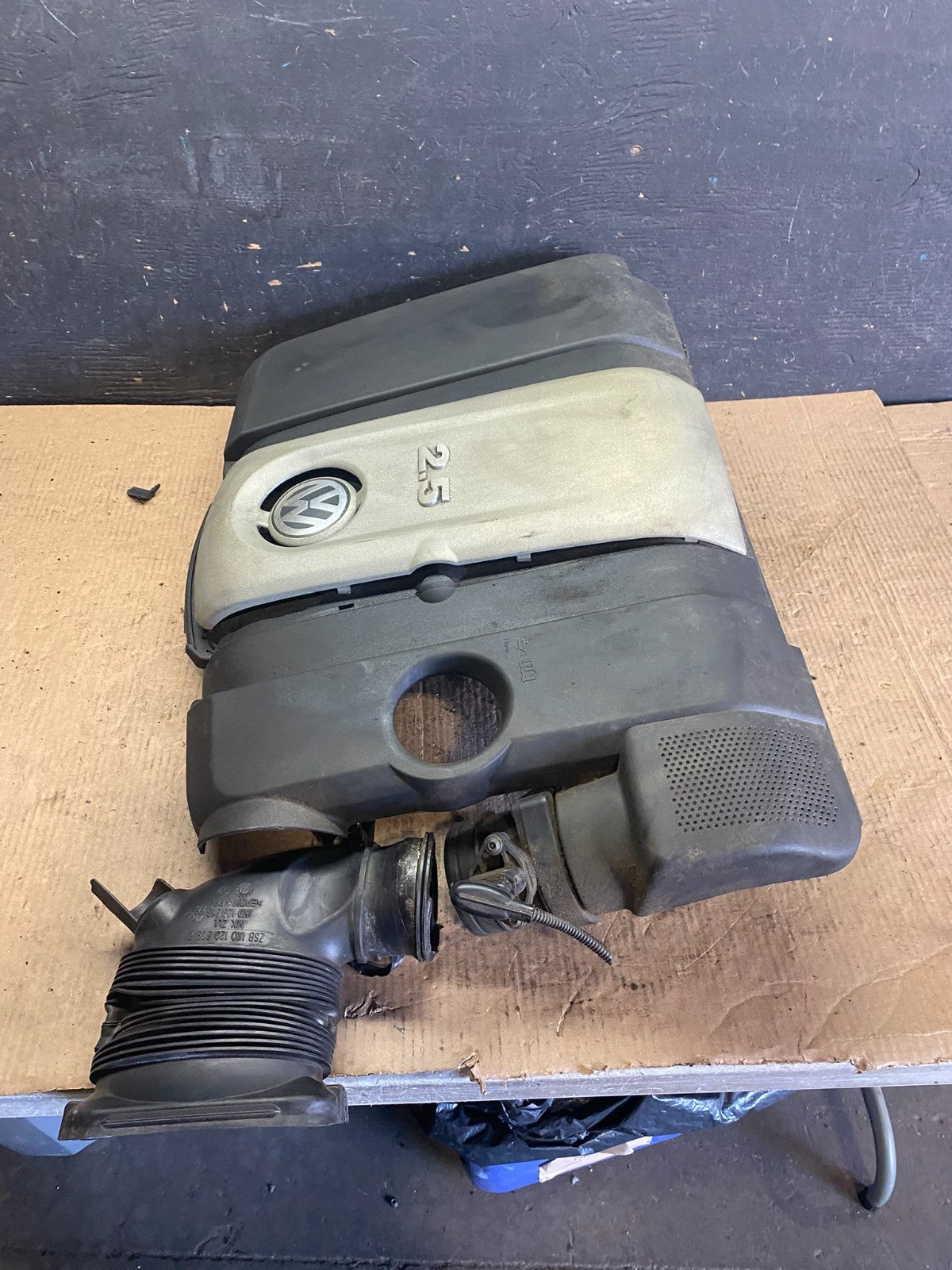 2005 to 2008 Volkswagen Jetta 2.5L Passat Jetta Engine Cover 07k129601 P6337 DG2