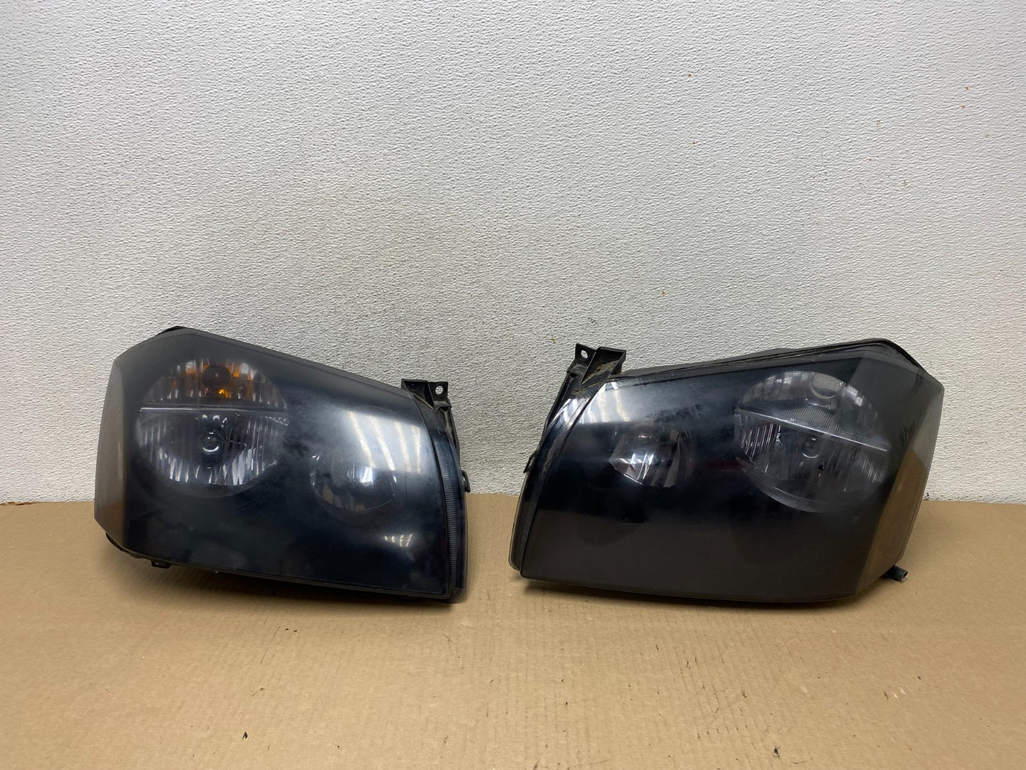 2005 2006 2007 Dodge Magnum Left+Right Side Headlights AG7904 DW0