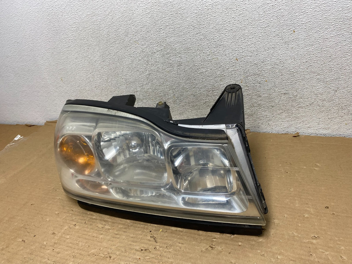 2006 to 2007 Saturn Vue Headlight Right Passenger Side Halogen AG9297 DW2