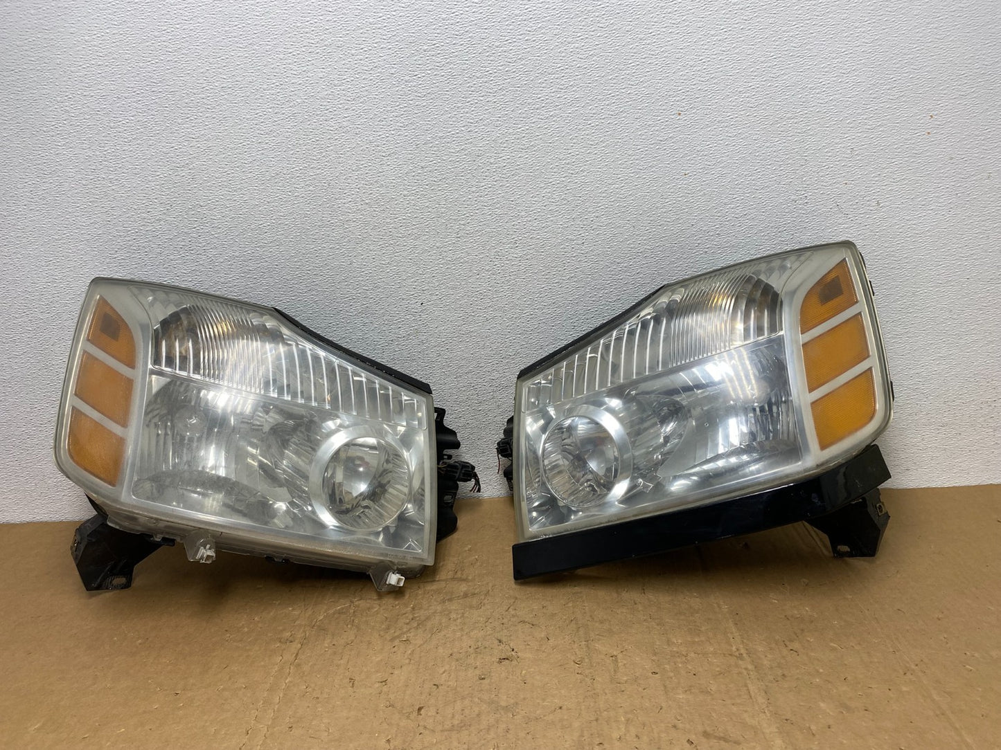 2004 to 2007 Nissan Armada Left+Right Side Set Headlights AD1380 DW0