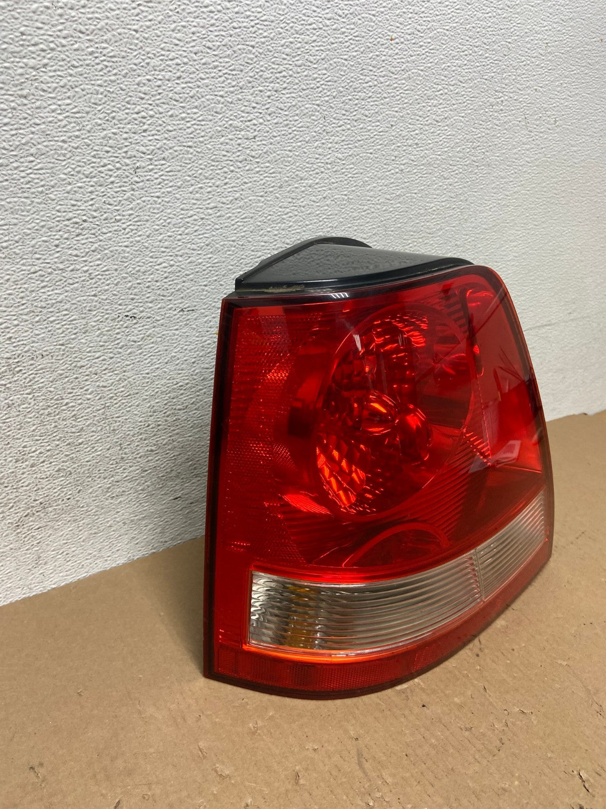2003 to 2006 Kia Sorento Left Driver Side Tail Light AD6550 LK2
