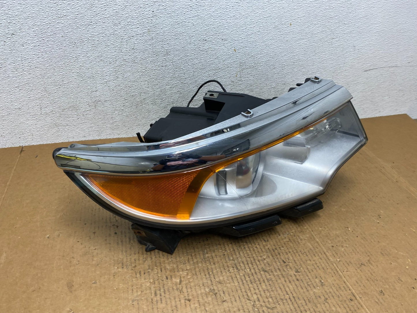 2011 to 2014 Ford Edge Front Right Passenger Headlight Xenon HID AE1229 DW2