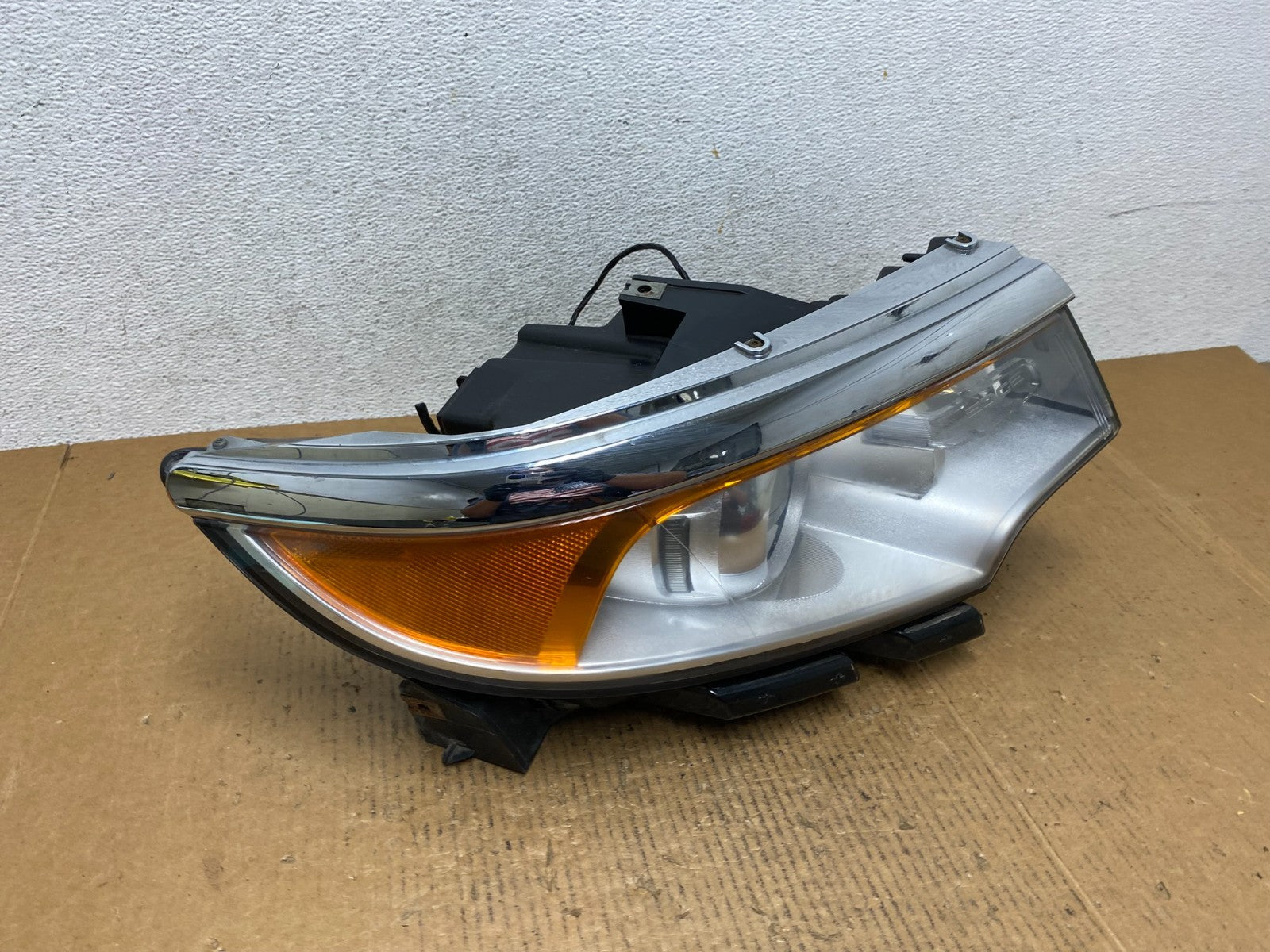 2011 to 2014 Ford Edge Front Right Passenger Headlight Xenon HID AE1229 DW2