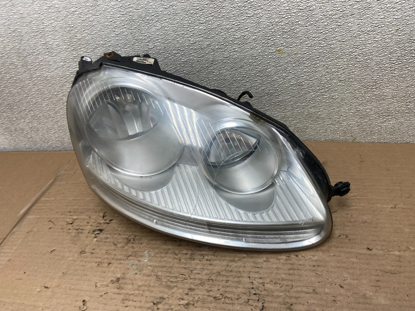 2005 - 2010 Volkswagen Jetta Right Passenger RH Side Headlight Halogen AA9541 DW1