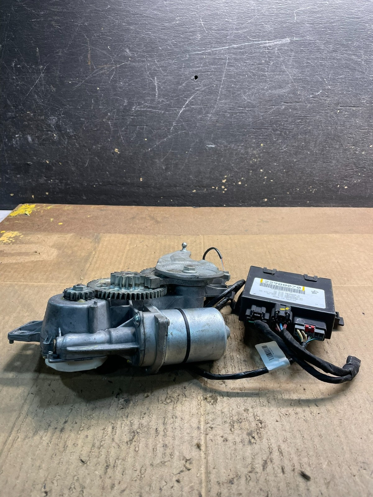 GMC Acadia Yukon Tahoe Rear Trunk Liftgate Power Motor Actuator Y7361 DG1
