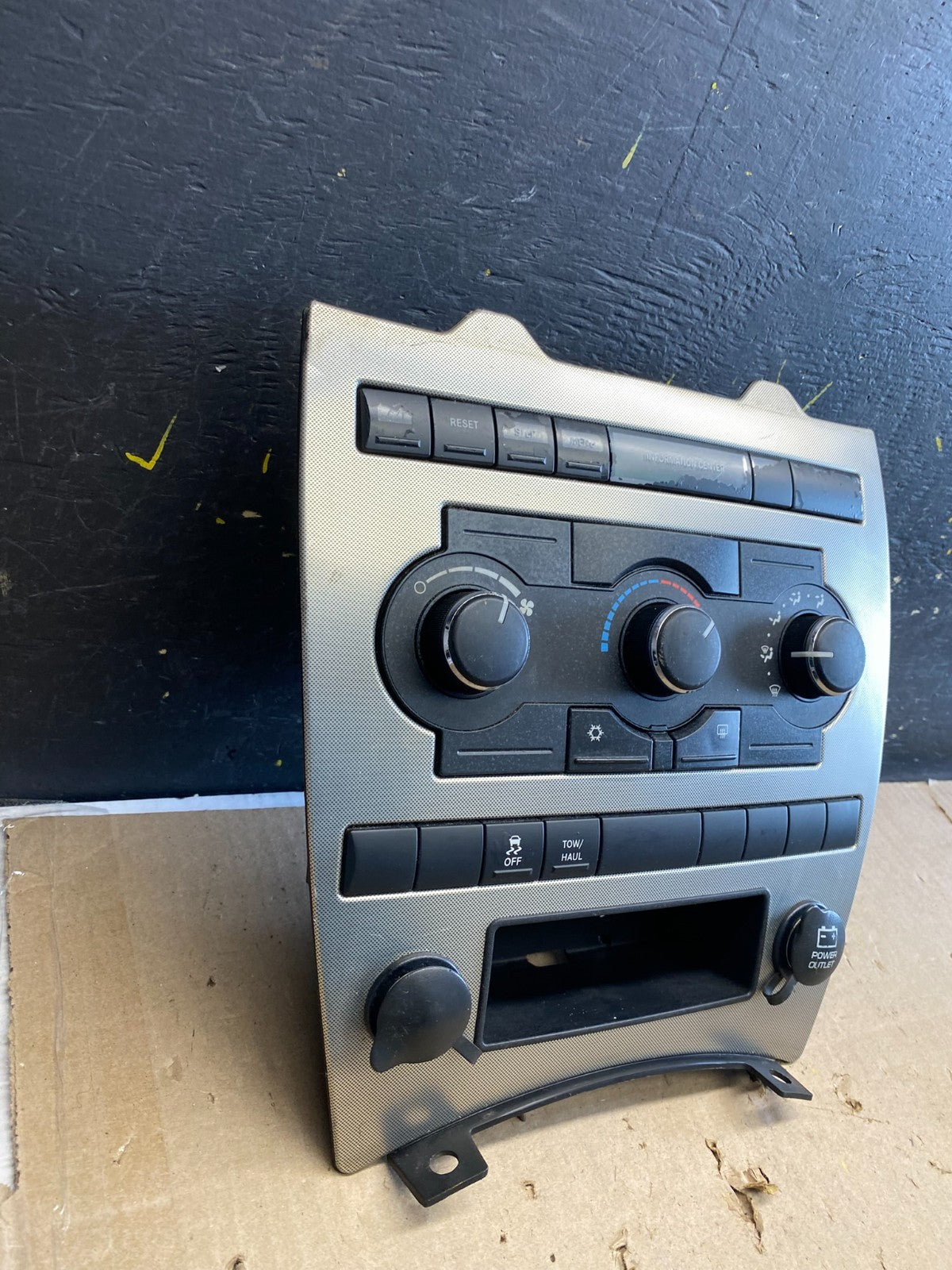 2005 to 2007 Jeep Commander Grand Cherokee A/C Climate Control Bezel ab2218 DG2
