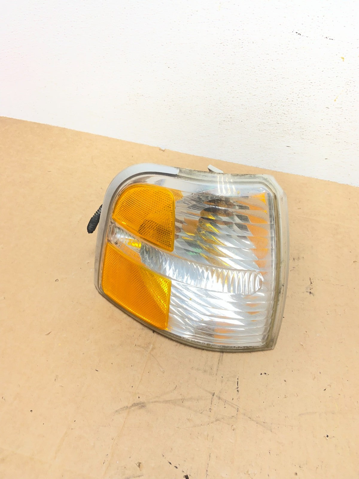 2002-2004 Ford Explorer Front Right Passenger RH Side Turn Signal ad6356 DG0