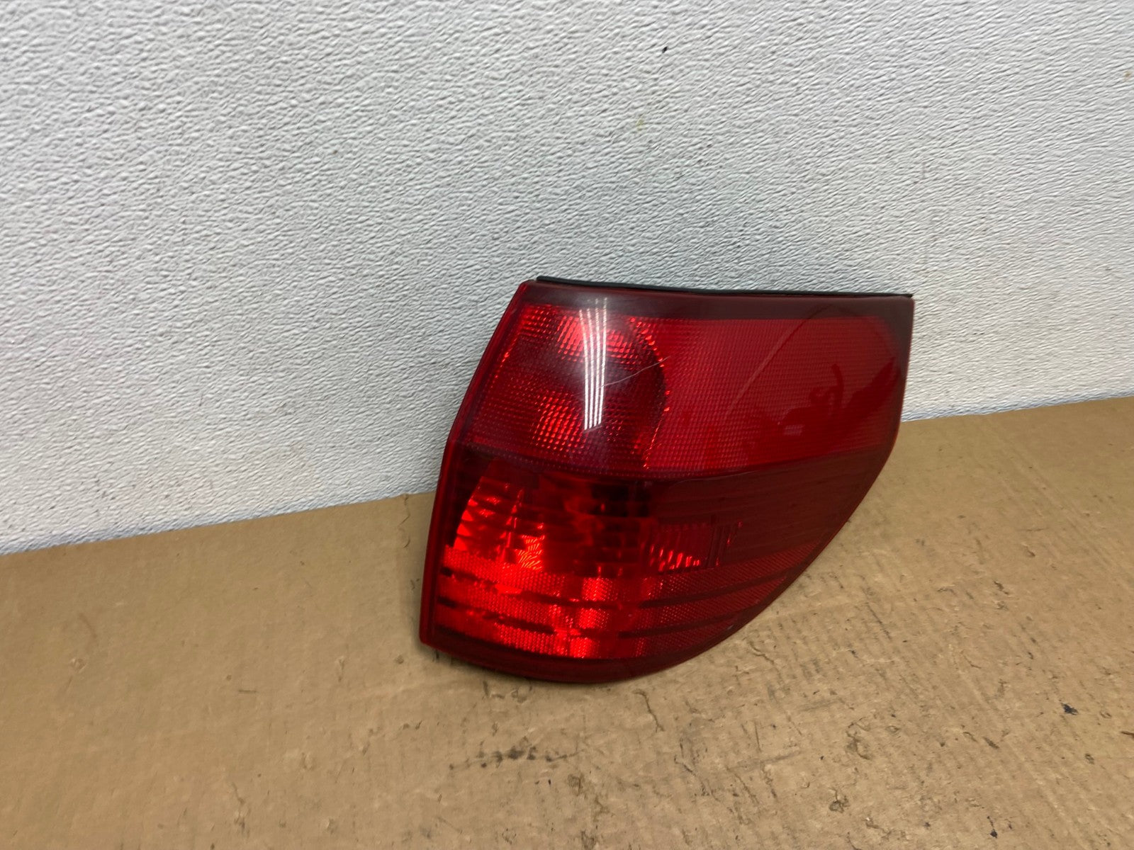 2004-2005 Toyota Sienna Right Passenger Rh Side Tail Light AC8224 LK2