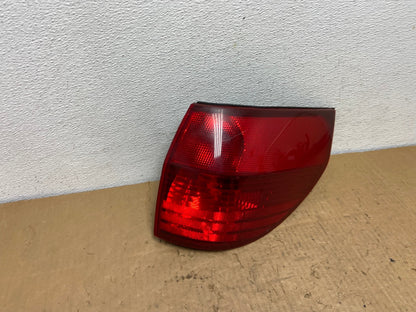 2004-2005 Toyota Sienna Right Passenger Rh Side Tail Light AC8224 LK2