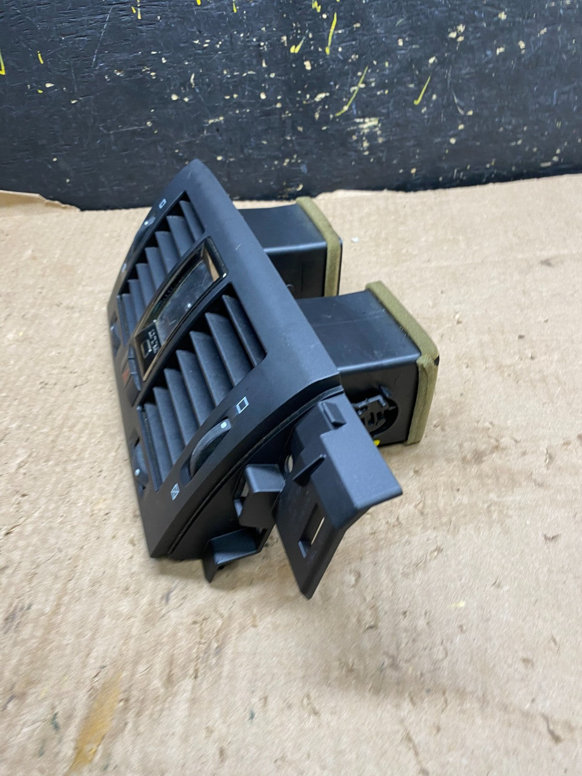 2006 to 2011 Cadillac DTS Dash Center Air Vent Heater Bezel OEM z1885 DG2