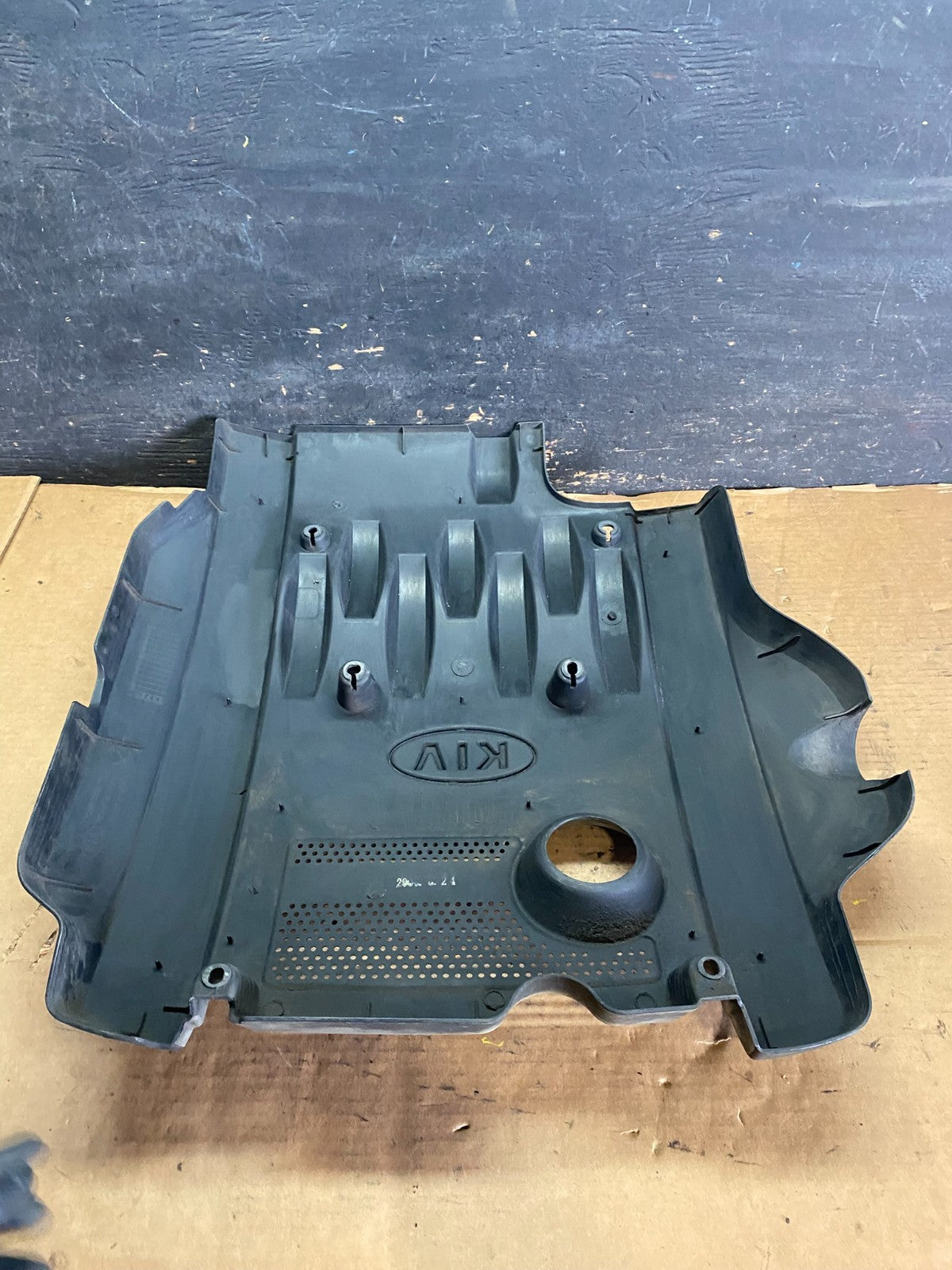 2002 to 2005 Kia Sedona V6 3.5L Engine Motor Cover Oem S0470 DG5