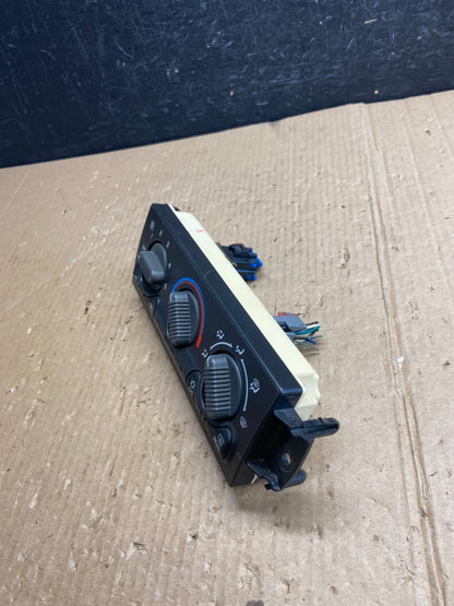 1999 to 2002 Chevrolet Silverado HVAC Heater Climate Control Module AE3998 DG2
