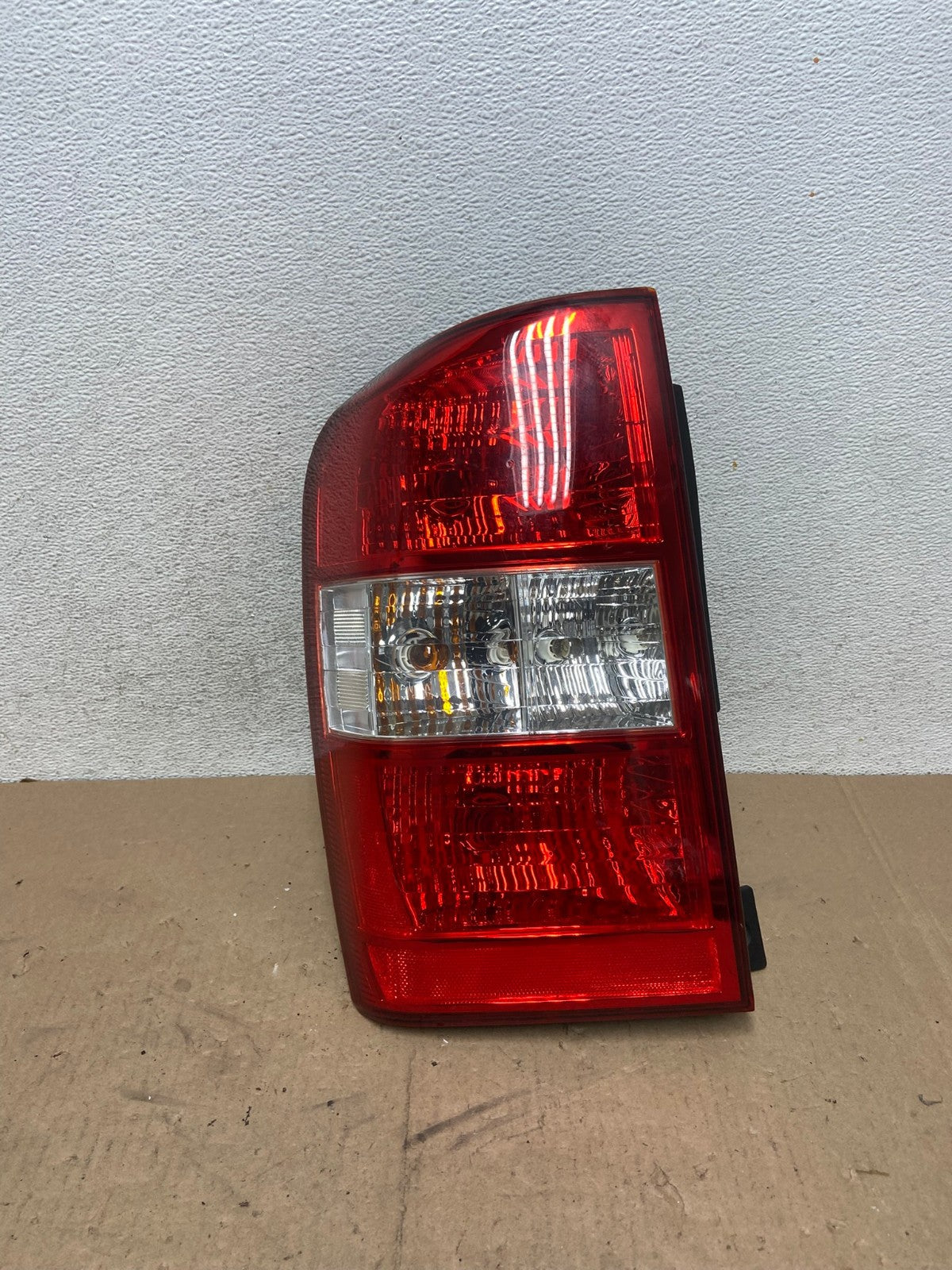 2006 to 2011 Kia Carnival Sedona Left Driver LH Side Tail Light AG4815 LK0