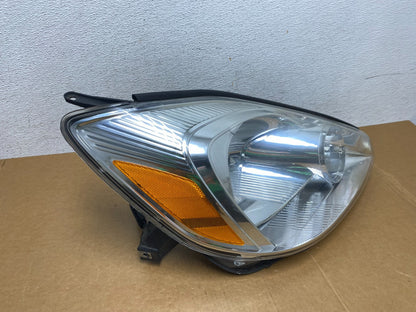 2004-2005 Toyota Sienna Right Passenger Halogen Headlight AD8934 DW2