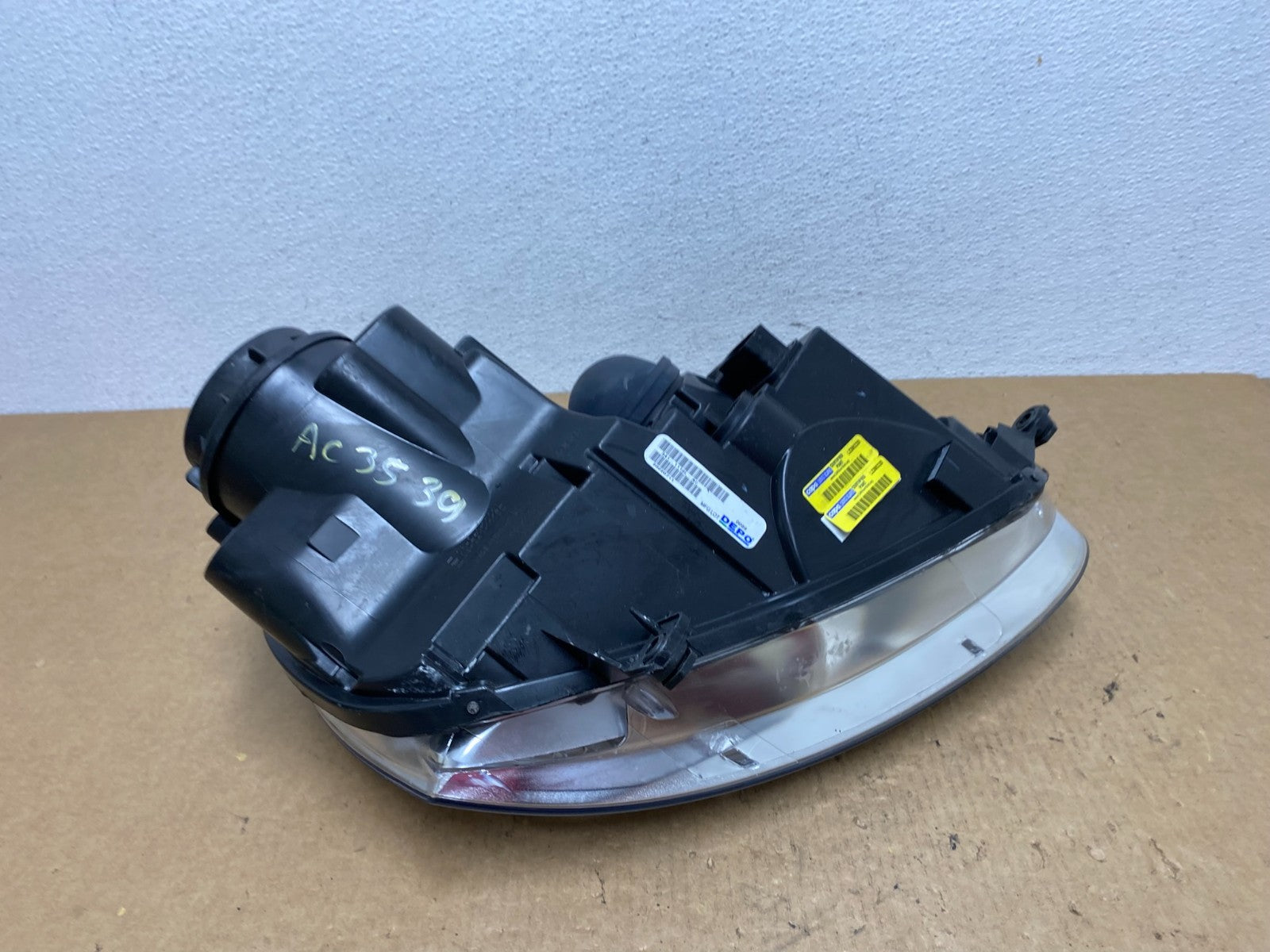 2005 to 2010 Volkswagen Jetta Left Driver LH Side Headlight Halogen AD2424 DW6
