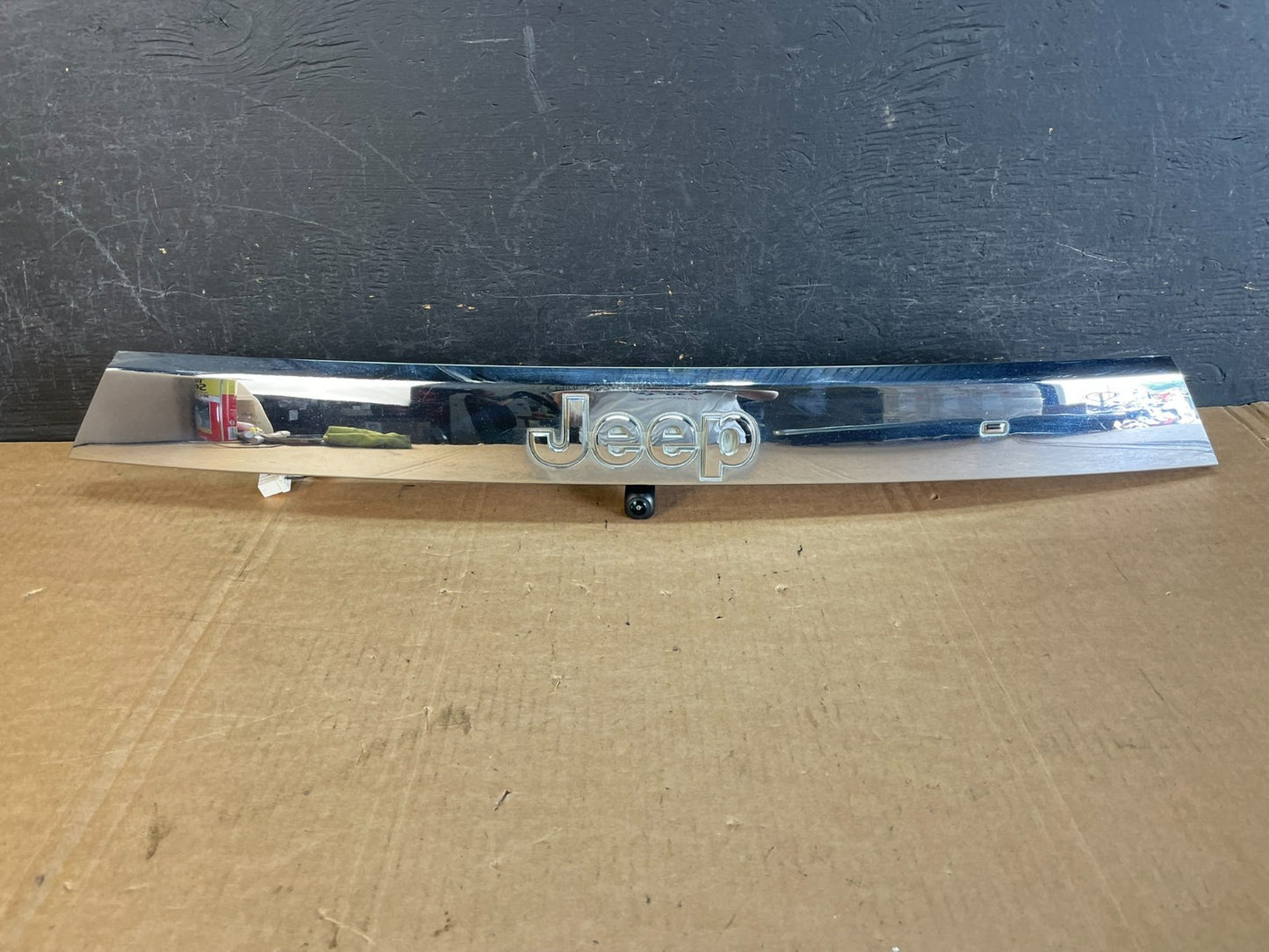 2011-2013 Jeep Grand Cherokee Liftgate Garnish Molding Trim W/ Camera AE8405 DG0