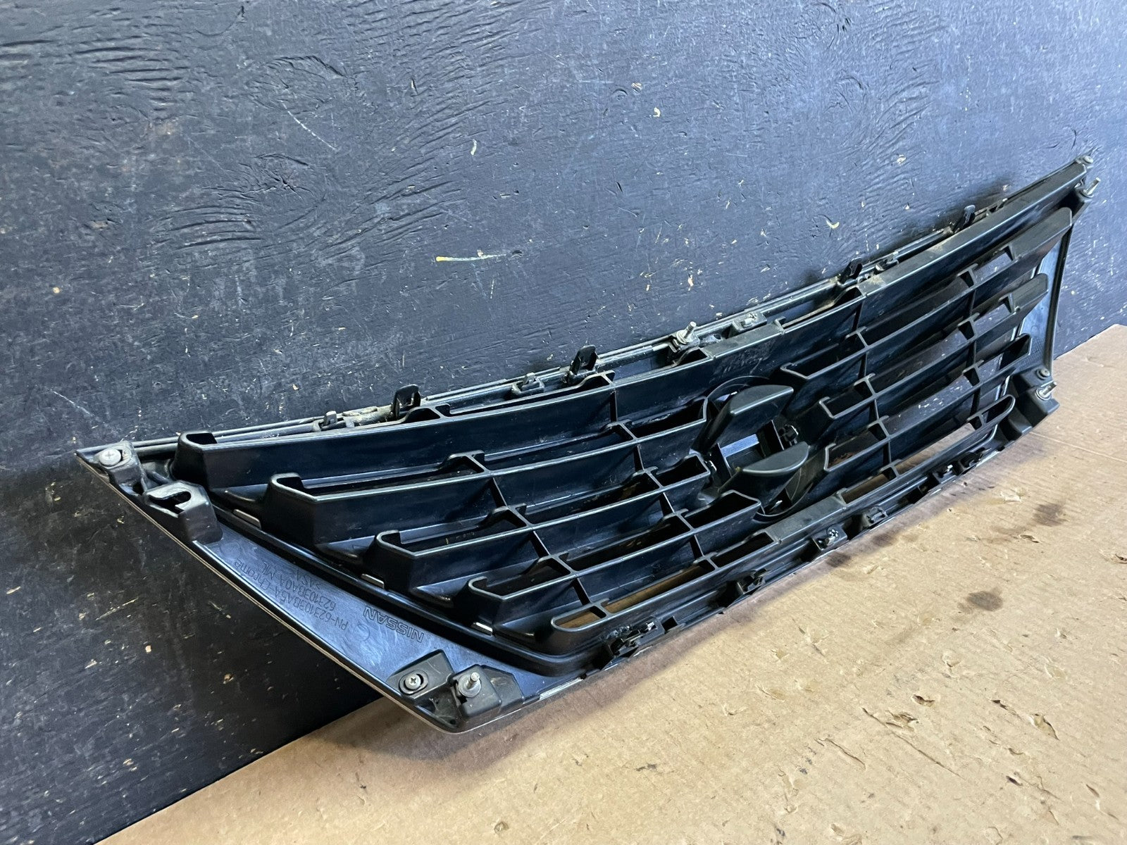 2012 to 2014 Nissan Versa Sedan Front Upper Grill Grille Y9699 DG6