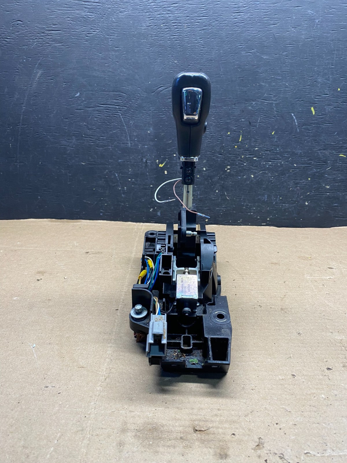 2013 to 2019 Lincoln MKT Automatic Transmission Gear Shifter Selector R2534 DG1