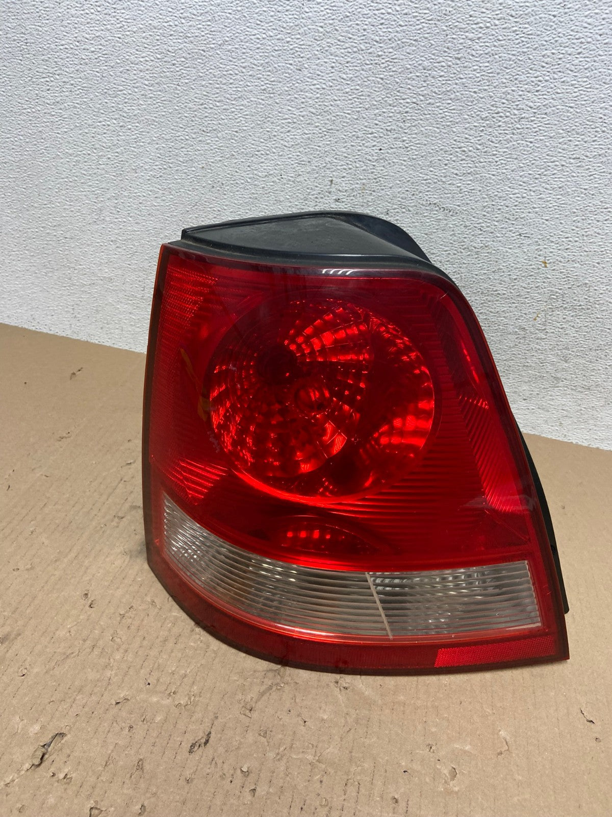 2003 to 2006 Kia Sorento Left Driver Side Tail Light AE7355 LK0