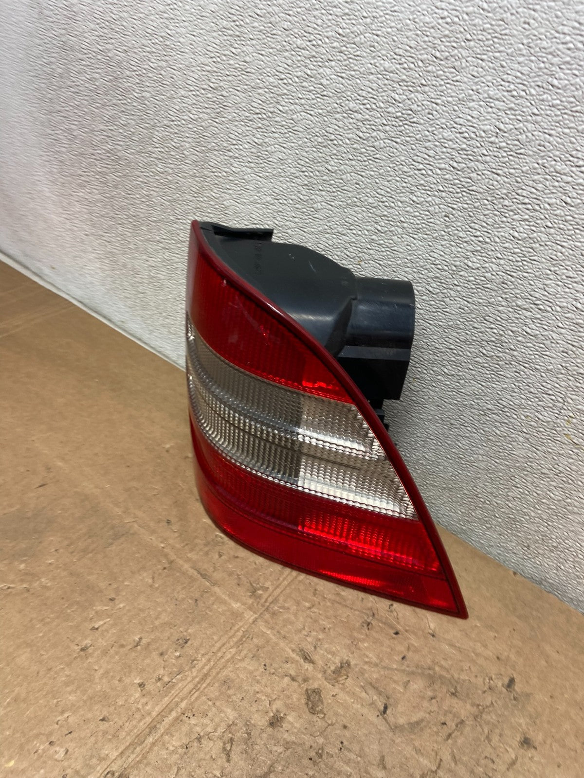 1998 to 2001 Mercedes ML320 ML-Class Right Passenger Rh Tail Light OEM Y7119 DW1