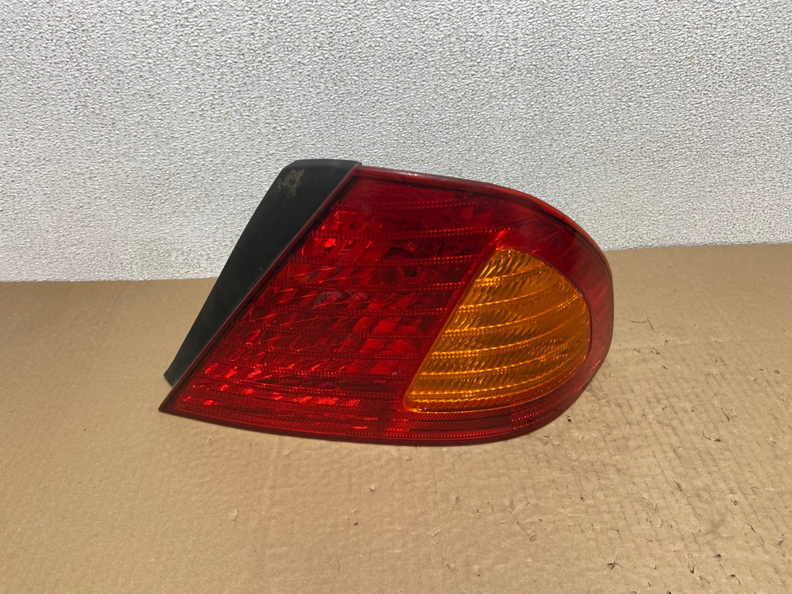 2000 2001 2002 Toyota Avalon Right Passenger Rh Side Tail Light OEM AB6235 LK0
