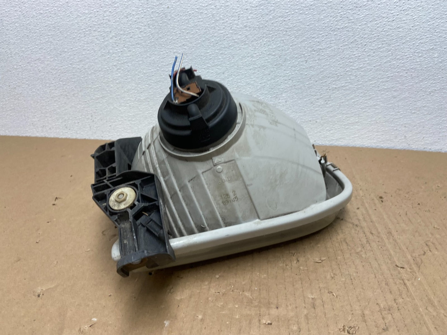 2001 to 2004 Toyota Sequoia Right Passenger RH Side Headlight Halogen AB6587 DW4