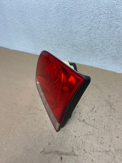 2004-2007 Volkswagen Touareg Right Passenger Rh Side Inner Tail Light AG42401