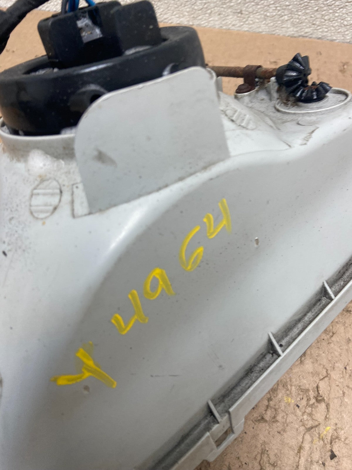1998 to 2002 Kia Sportage Right Passenger RH Halogen Headlight OEM Y4964 DG10