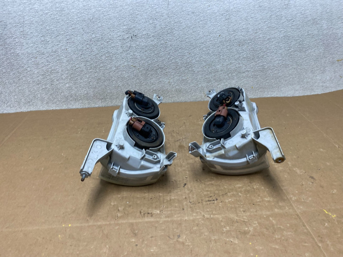 2001-2002 Toyota Corolla Left+Right Side Halogen Headlights V4977 DW13