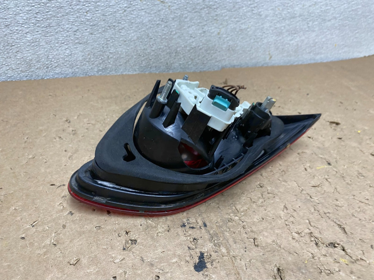 2009-2012 Volkswagen CC Right Passenger RH Side Tail Light Inner Trunk V0478 DW4