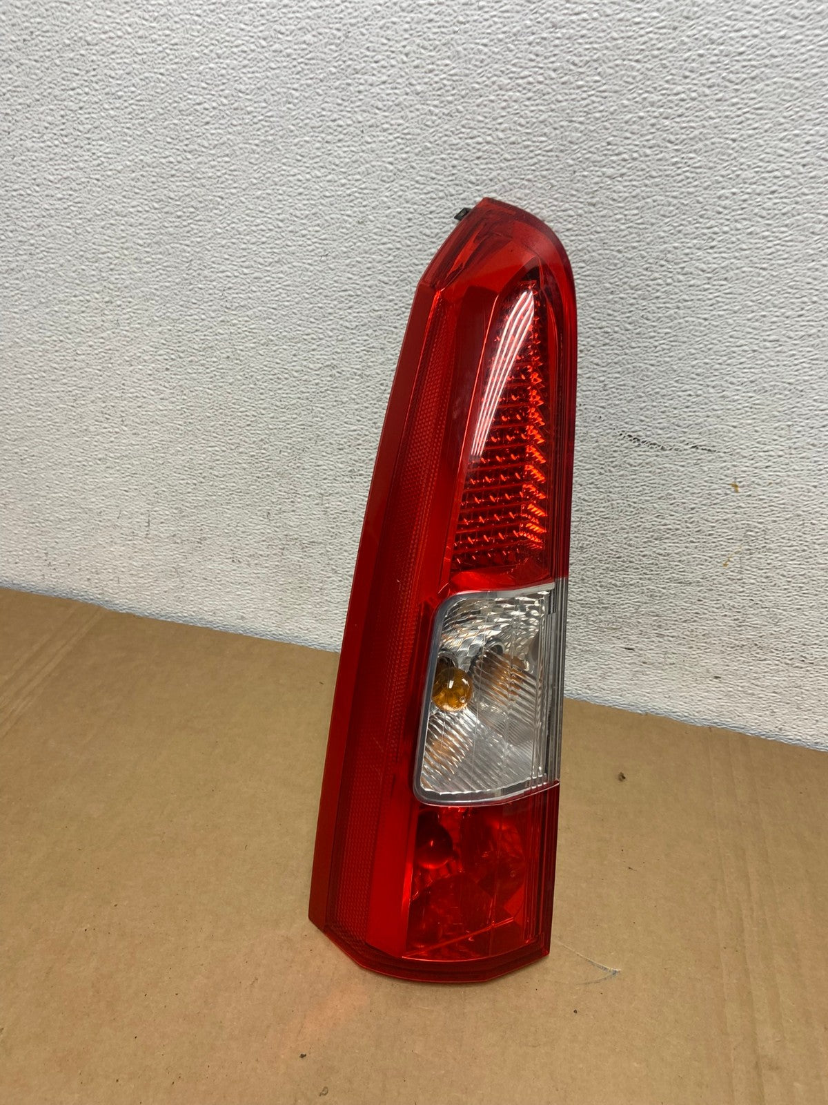 2005 - 2007 Volvo XC70 V70 Left Driver LH Side Tail Light Upper AD2557 LK0