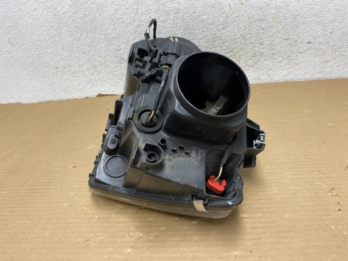 2004 to 2006 Chrysler Pacifica Headlight Right Passenger Halogen AG9323 DW8