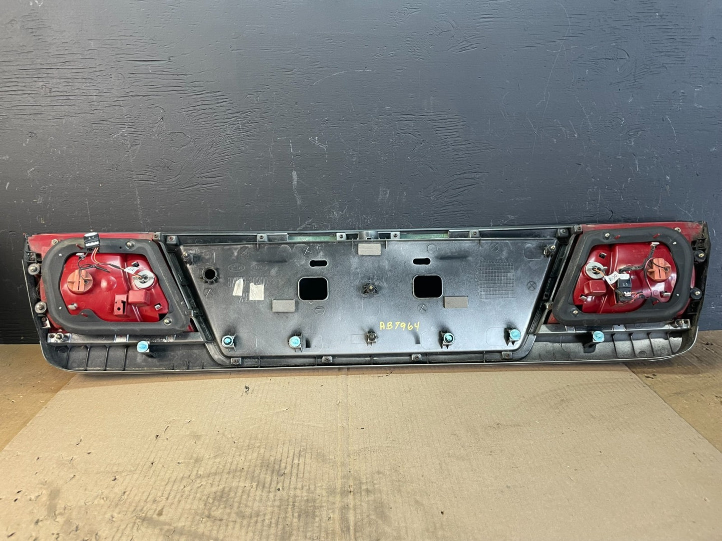 2003 to 2006 Kia Optima Rear License Plate Center Tail Light Panel Oem AB7964 DG3
