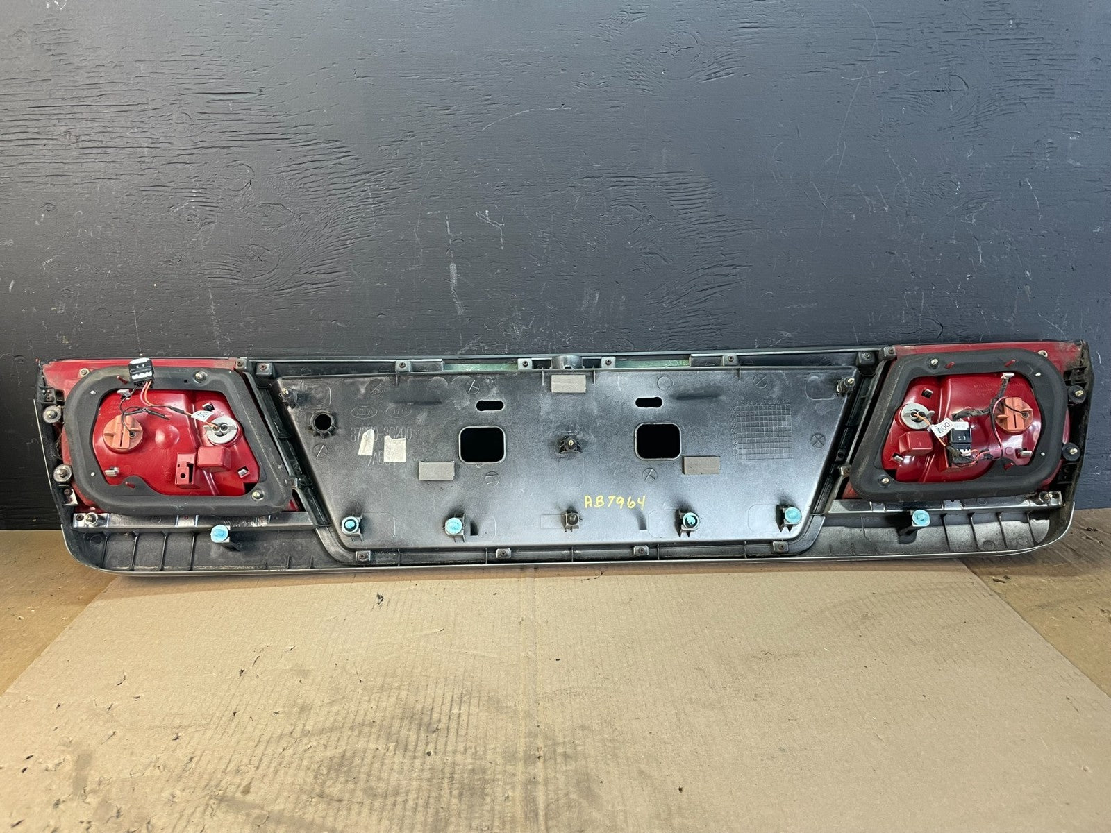2003 to 2006 Kia Optima Rear License Plate Center Tail Light Panel Oem AB7964 DG3