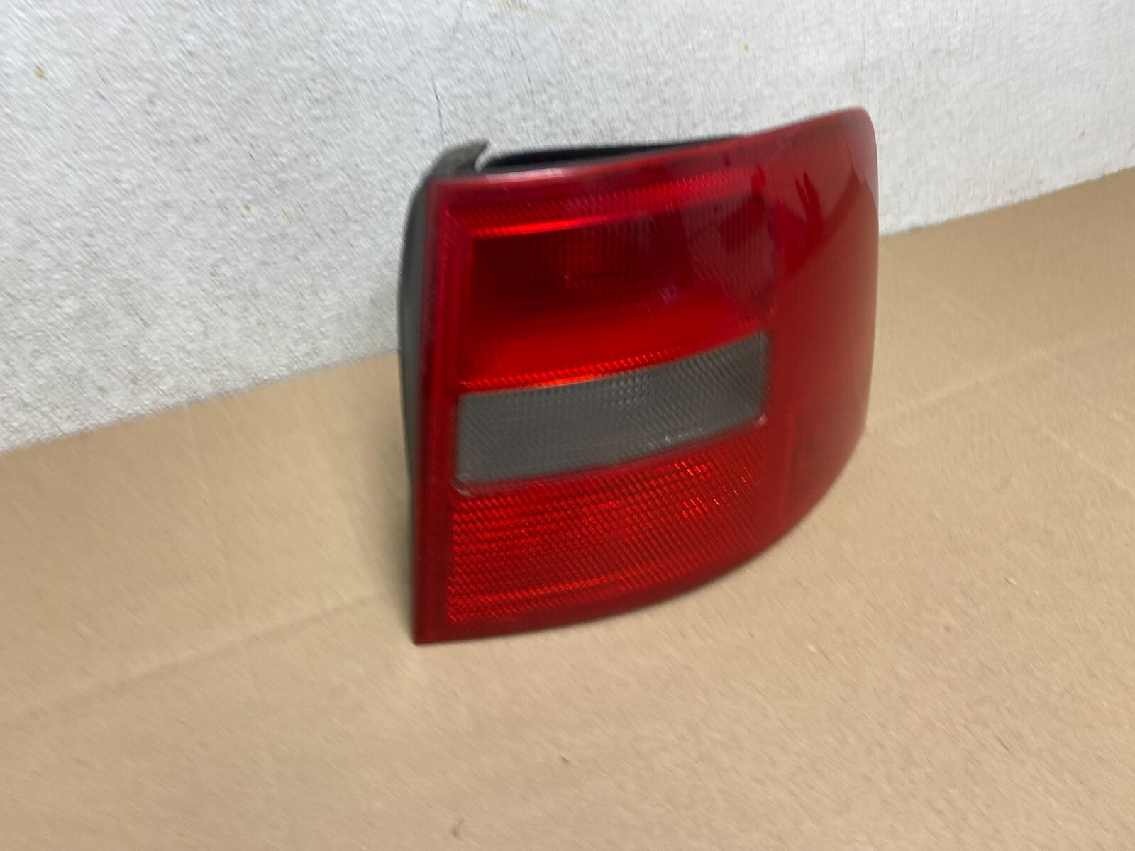 1999-2001 Audi A6 Wagon Oem Right Passenger Rh Side Tail Light Oem J8272 DW2
