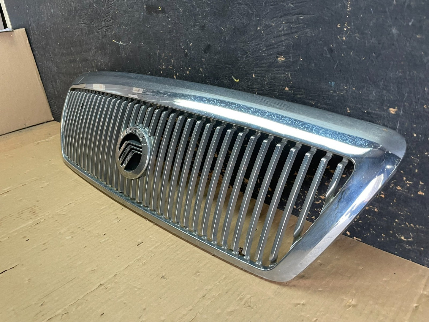 2003 to 2005 Mercury Grand Marquis Front Upper Grill Grille OEM aa8915 DG2