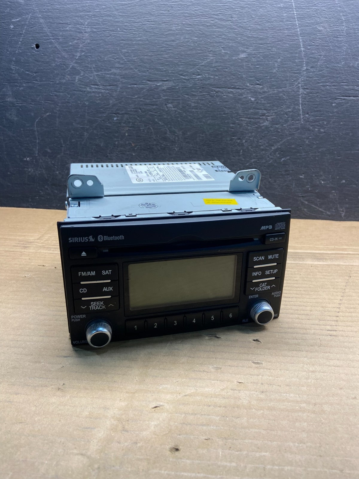 2011 to 2014 Kia Sedona Radio Stereo Receiver AM FM CD Player Sirius AE2536 DG0