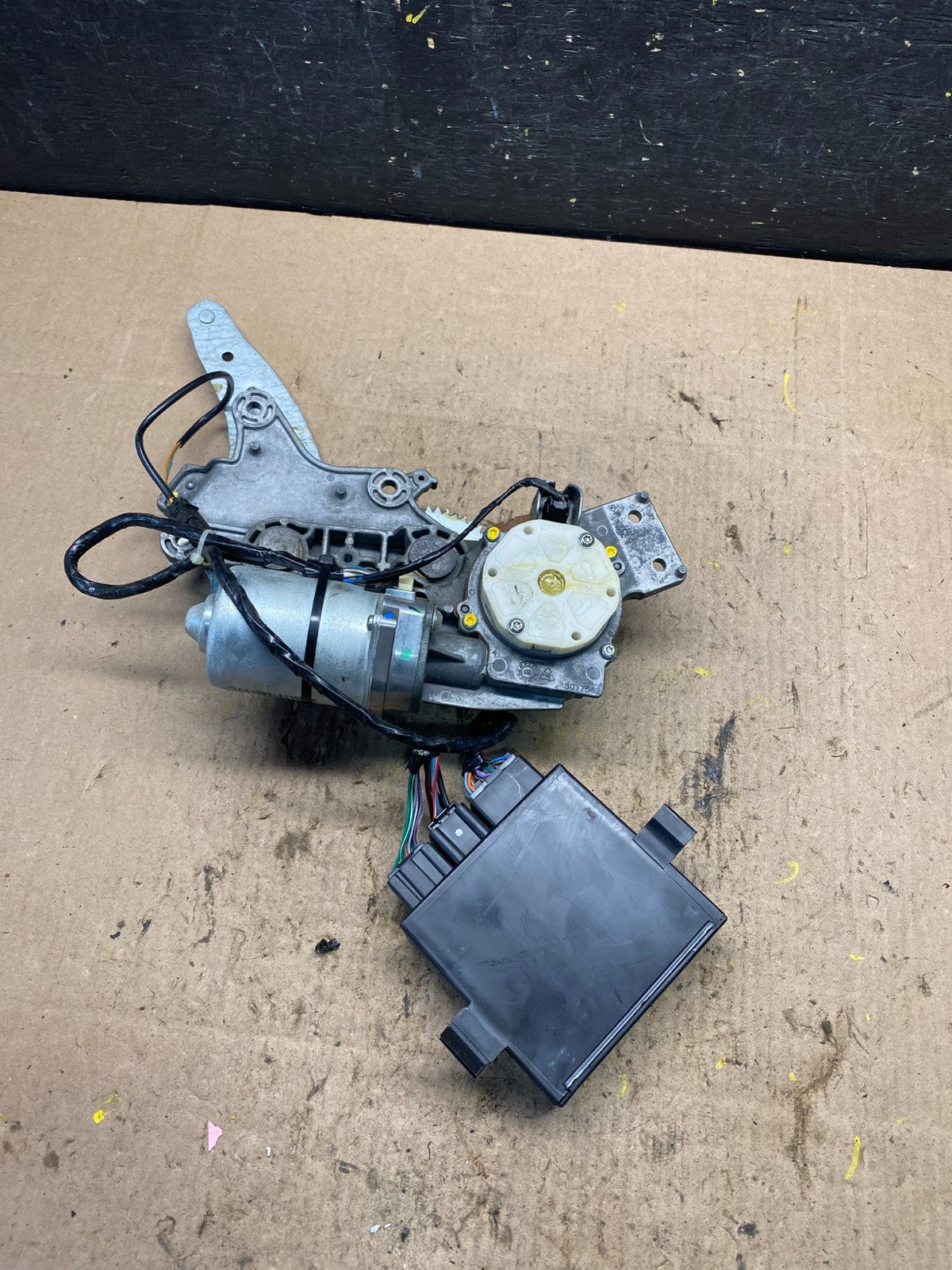 GMC Acadia Yukon Tahoe  Rear Trunk Liftgate Power Motor Actuator OEM R8617 DG4