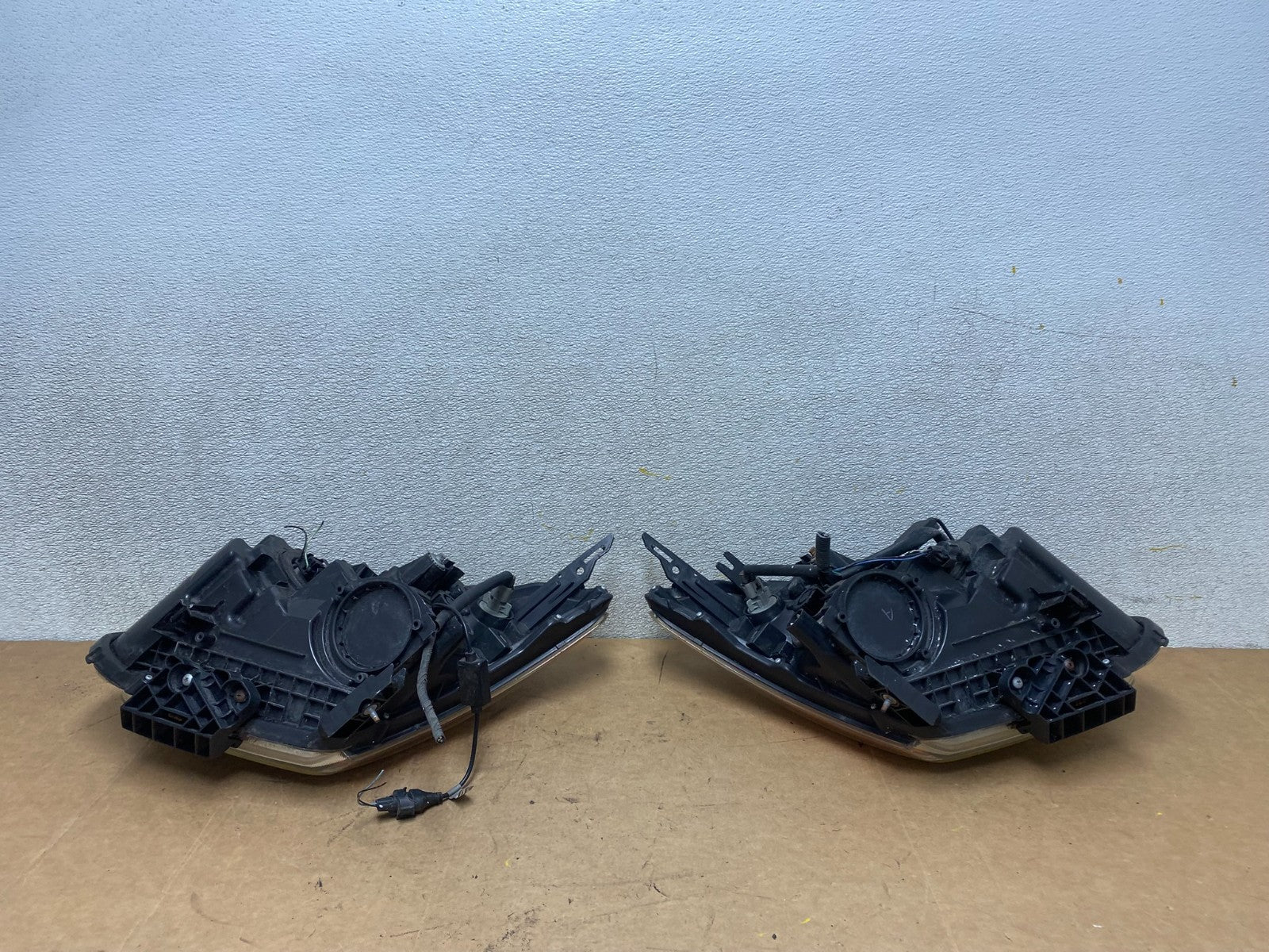 2009-2013 Nissan Rogue Left+Right Side Set Halogen Headlights OEM X4869 DW12