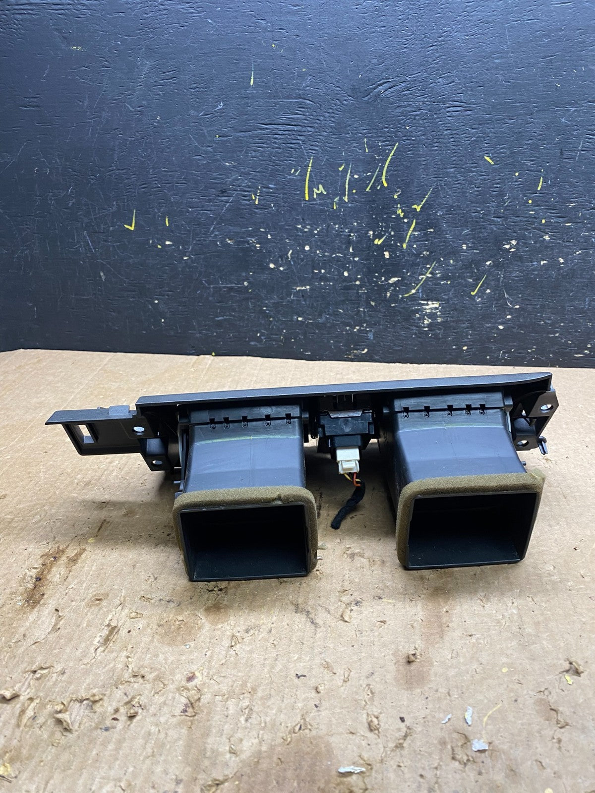 2006 to 2011 Cadillac DTS Dash Center Air Vent Heater Bezel OEM Z7115  DG3