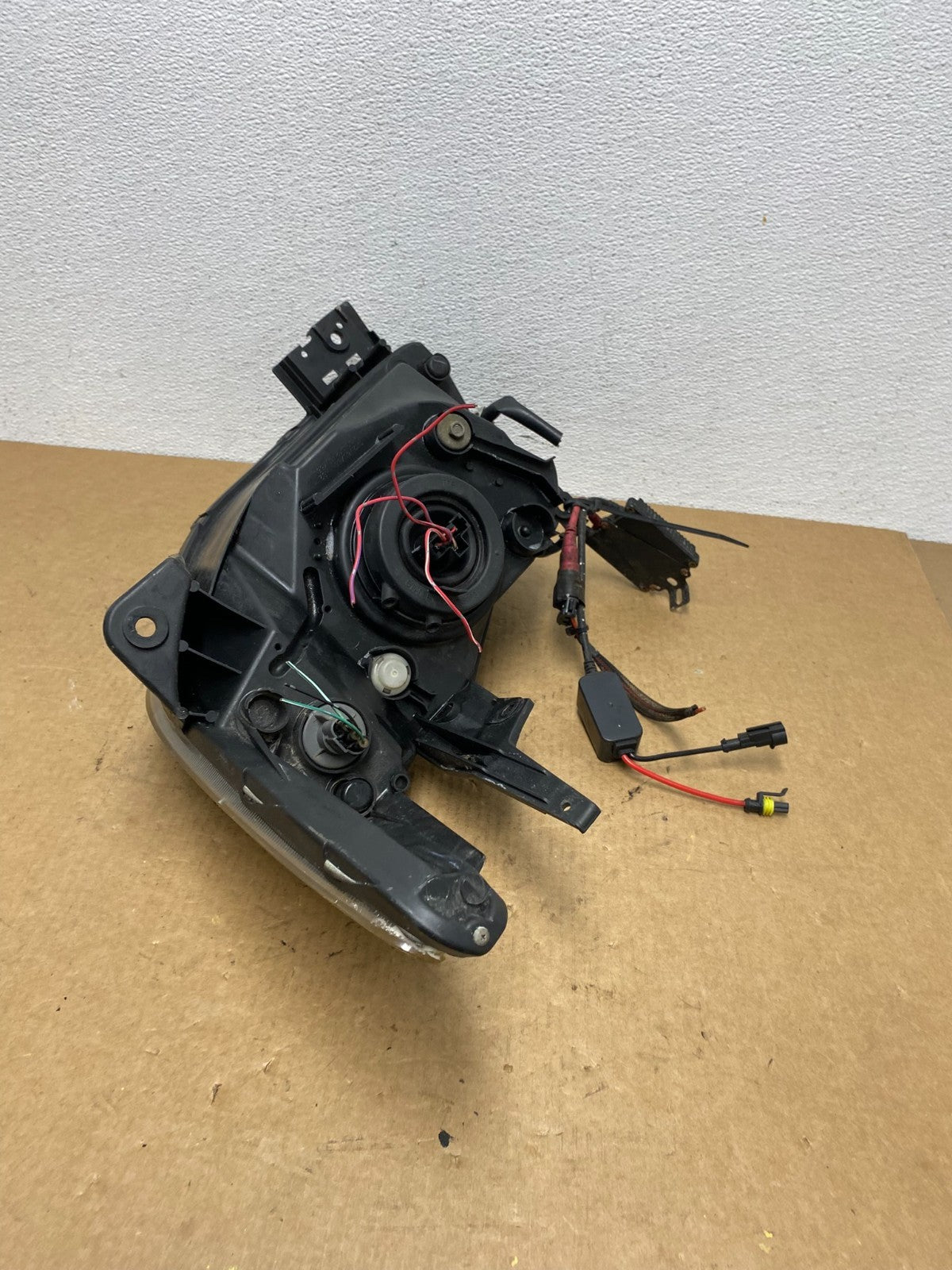 2004 to 2005 Mazda Mpv Black Bezel Right Passenger RH Headlight Oem AC3001 DG7