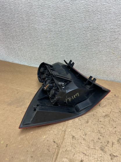 1998 to 2001 Mercedes ML320 ML-Class Right Passenger Rh Tail Light OEM Y7119 DW6