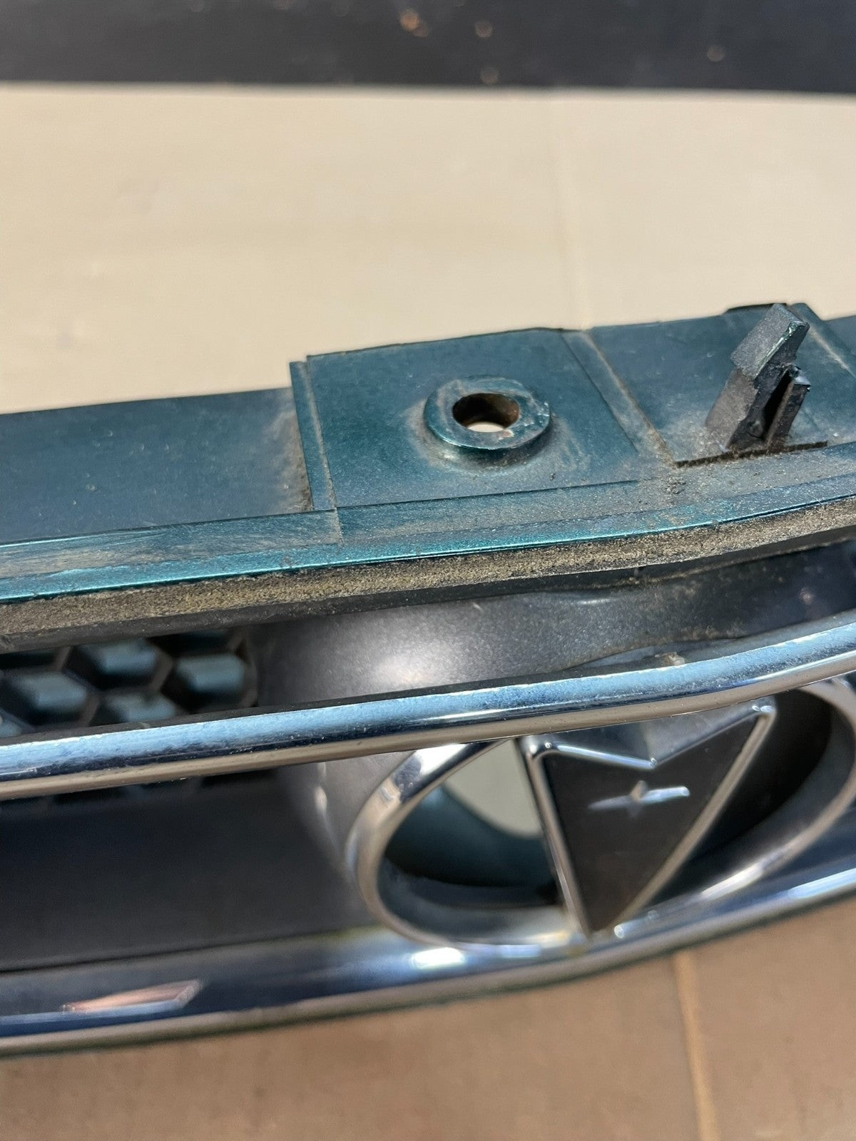 1993 - 1995 Pontiac Bonneville Front Upper Grill Grille AD8395 DG3
