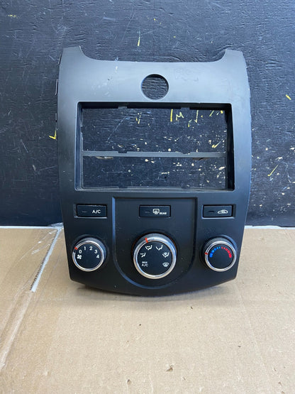 2010 - 2013 Kia Forte Radio Radio Heater A/C Climate Control Bezel OEM AB1898 DG0