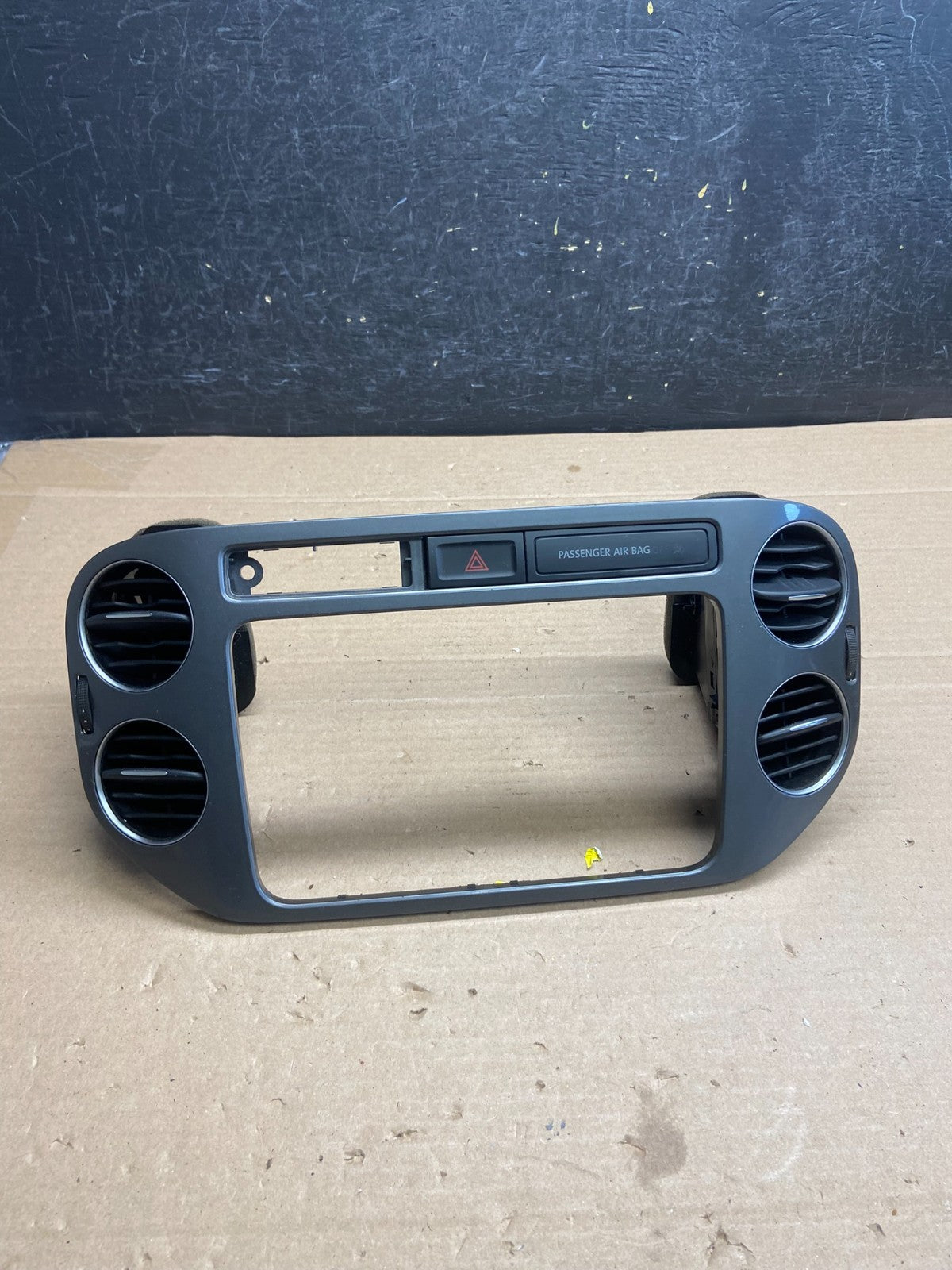 2009 2010 2011 Volkswagen Tiguan Center Dash Radio Bezel Trim AG5158 DG0